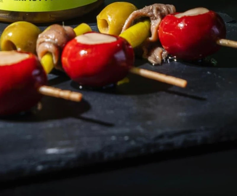 GILDA TRADICIONAL CON PIMIENTO CONFITADO ,QUESO CREMA Y VEMOUTH